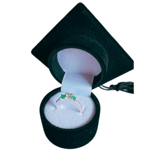 Anillo de Plata con Esmeraldas Naturales con estuche de Lucho Graduación – Talla 6 | Elegancia Artesanal Colombiana