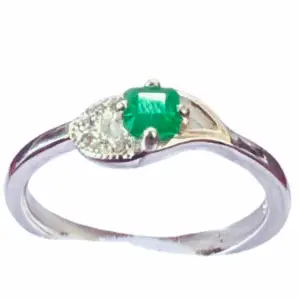 Anillo de Compromiso de Amor Propio - Plata Ley 925 con Esmeralda Natural – Elegancia Artesanal Colombiana