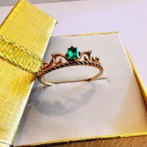 Anillo de Compromiso Corona de Oro de 18K y Esmeralda Natural Certificada Una Declaración de Amor