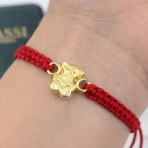 Pulsera Osito en Hilo Rojo con Oro 18K – Amor, Protección y Dulzura Eterna