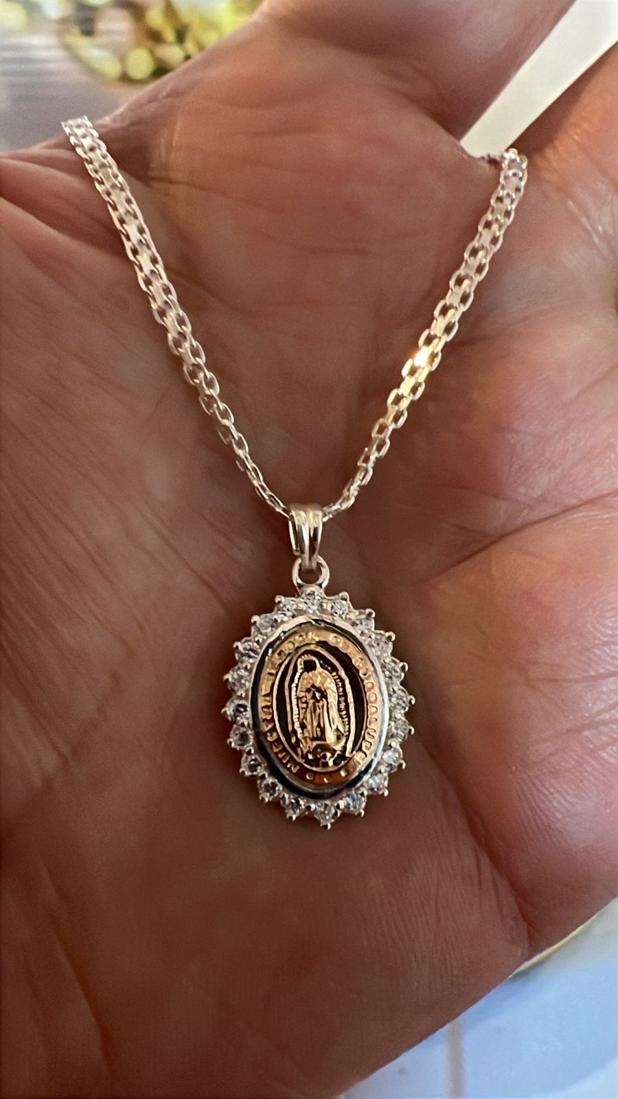Medalla Virgen de Guadalupe con Circonias en Plata 925 y Baño de Oro 10K – Cadena Incluida | Garantía de por Vida - Imagen 2