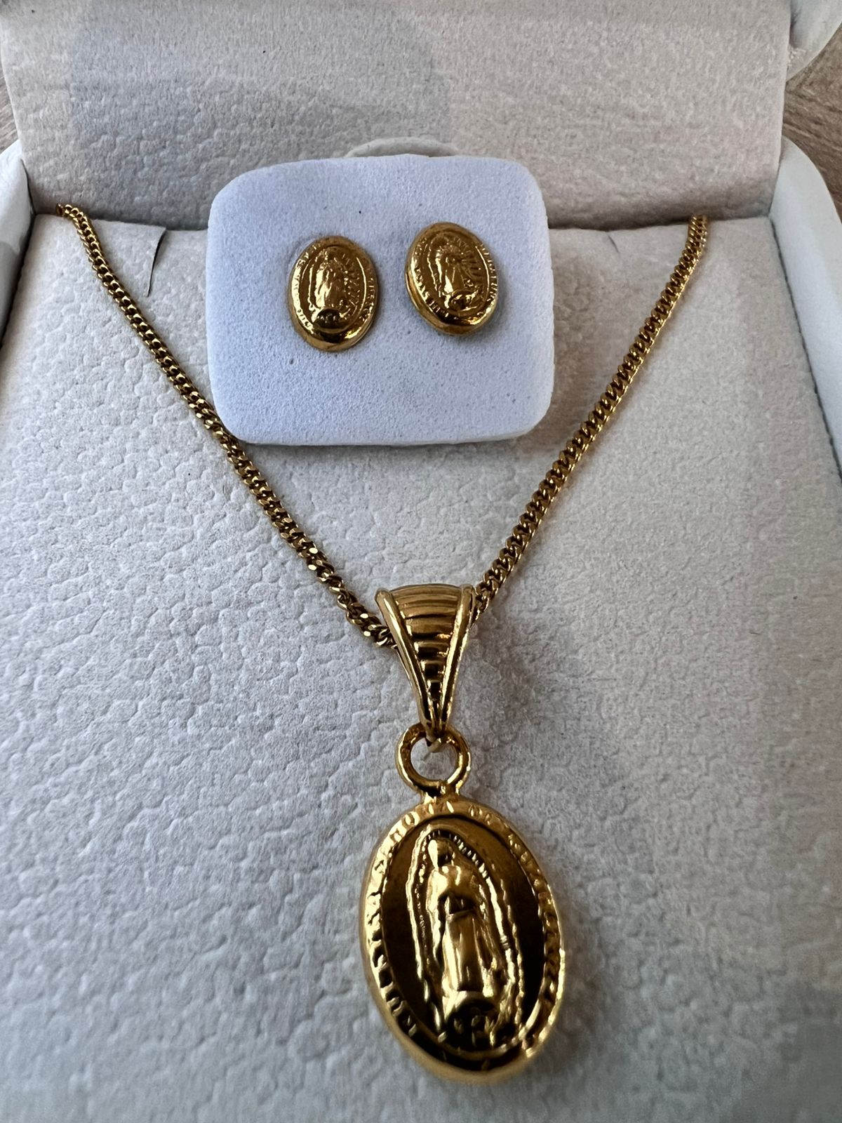 Set Virgen de Guadalupe en Plata 925 con Baño de Oro 24K – Cadena y Aretes | Joyería Original con Garantía de por Vida - Imagen 2