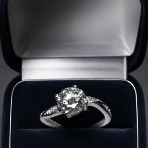 Un anillo que celebra tu valor, tu historia y tu compromiso contigo misma