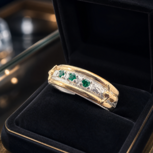 Elegancia que se ve, calidad que se siente: anillo en plata ley 925 con baño de oro 10k y esmeraldas de fantasía