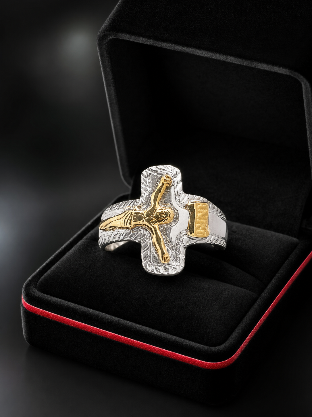 Elegancia masculina con propósito: anillo religioso en plata 925 y oro 10k