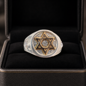 Elegancia con significado: Anillo en plata 925 con estrella de David y baño de oro 10k