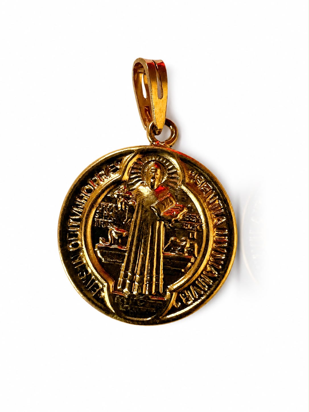 Medalla de San Benito: protección, elegancia y significado en una pieza de valor eterno, Plata Ley 925 con baño de Oro de 24K